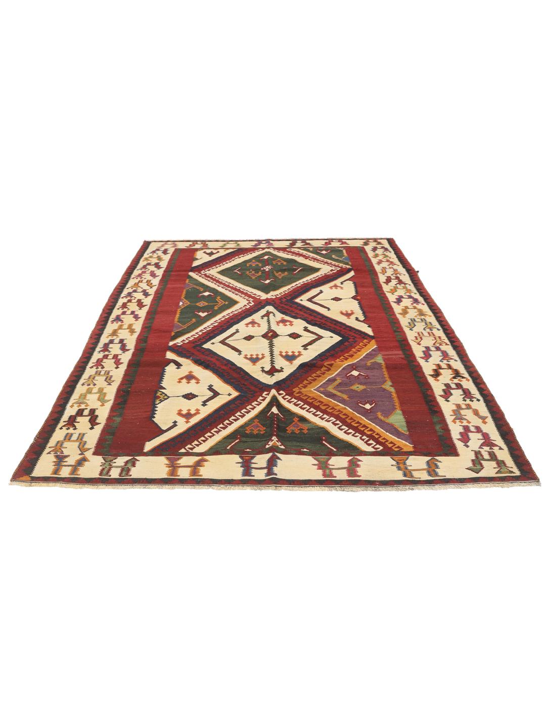Un tapis kilim vintage tissé à la main provenant du Moyen-Orient, arborant de grands motifs géométriques en forme de losanges dans des tons rouge, vert et crème.