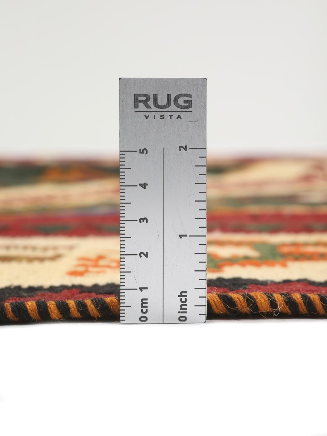 Un tapis kilim vintage tissé à la main provenant du Moyen-Orient, arborant de grands motifs géométriques en forme de losanges dans des tons rouge, vert et crème.