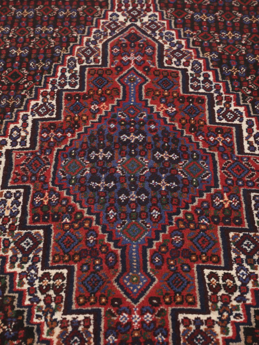 Tapis Senneh noué à la main du Moyen-Orient dans des tons rouge foncé et bleu foncé