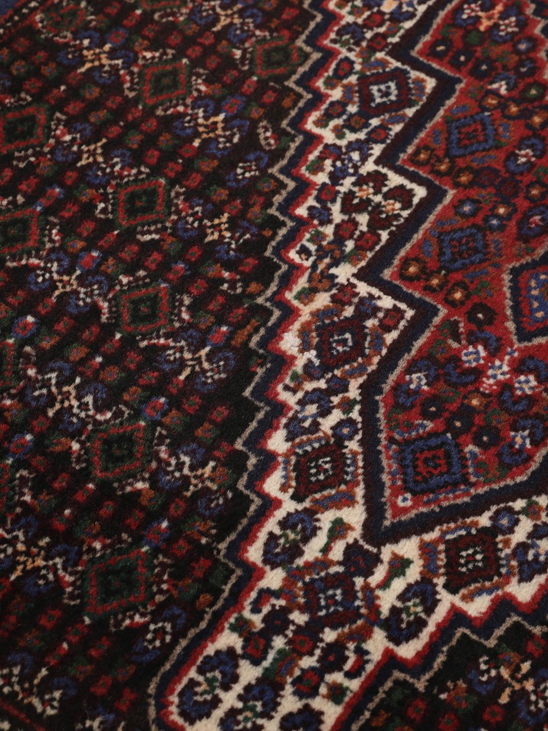 Tapis Senneh noué à la main du Moyen-Orient dans des tons rouge foncé et bleu foncé