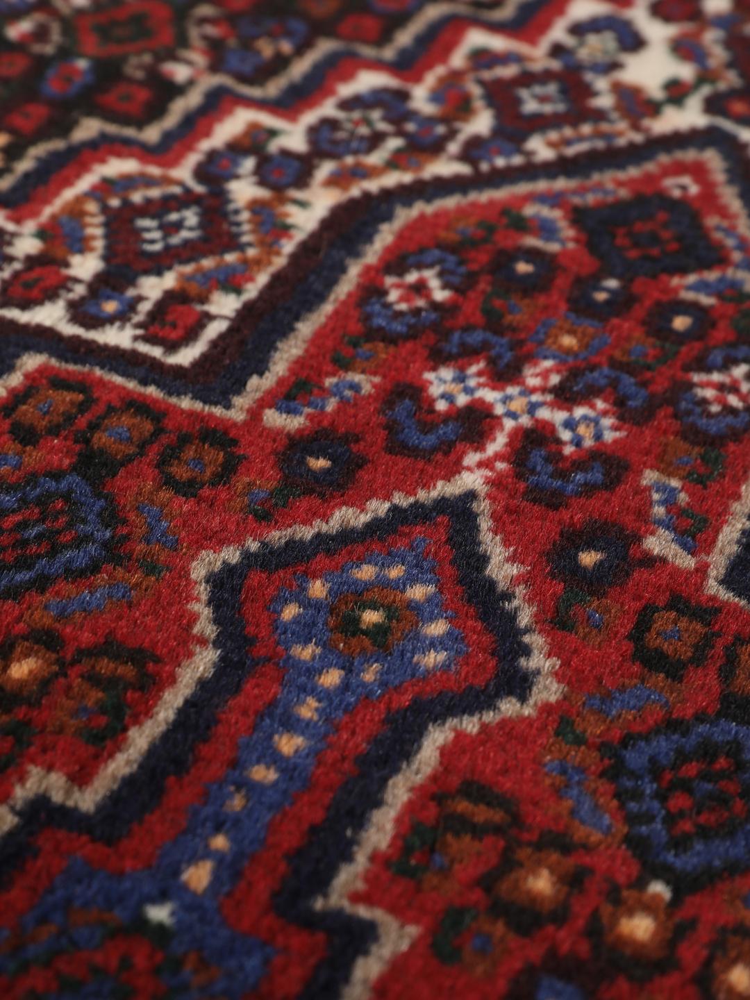 Tapis Senneh noué à la main du Moyen-Orient dans des tons rouge foncé et bleu foncé
