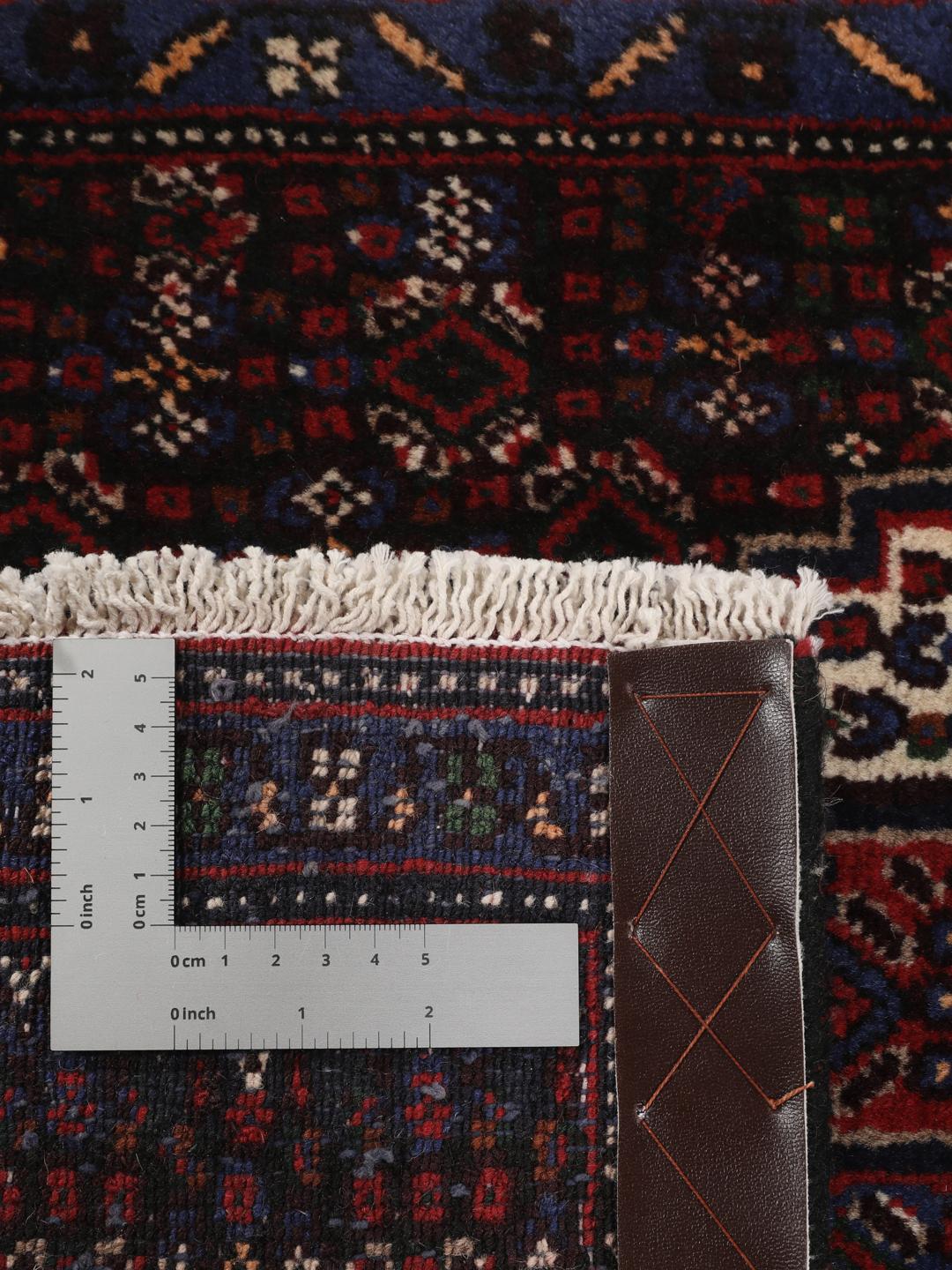 Tapis Senneh noué à la main du Moyen-Orient dans des tons rouge foncé et bleu foncé