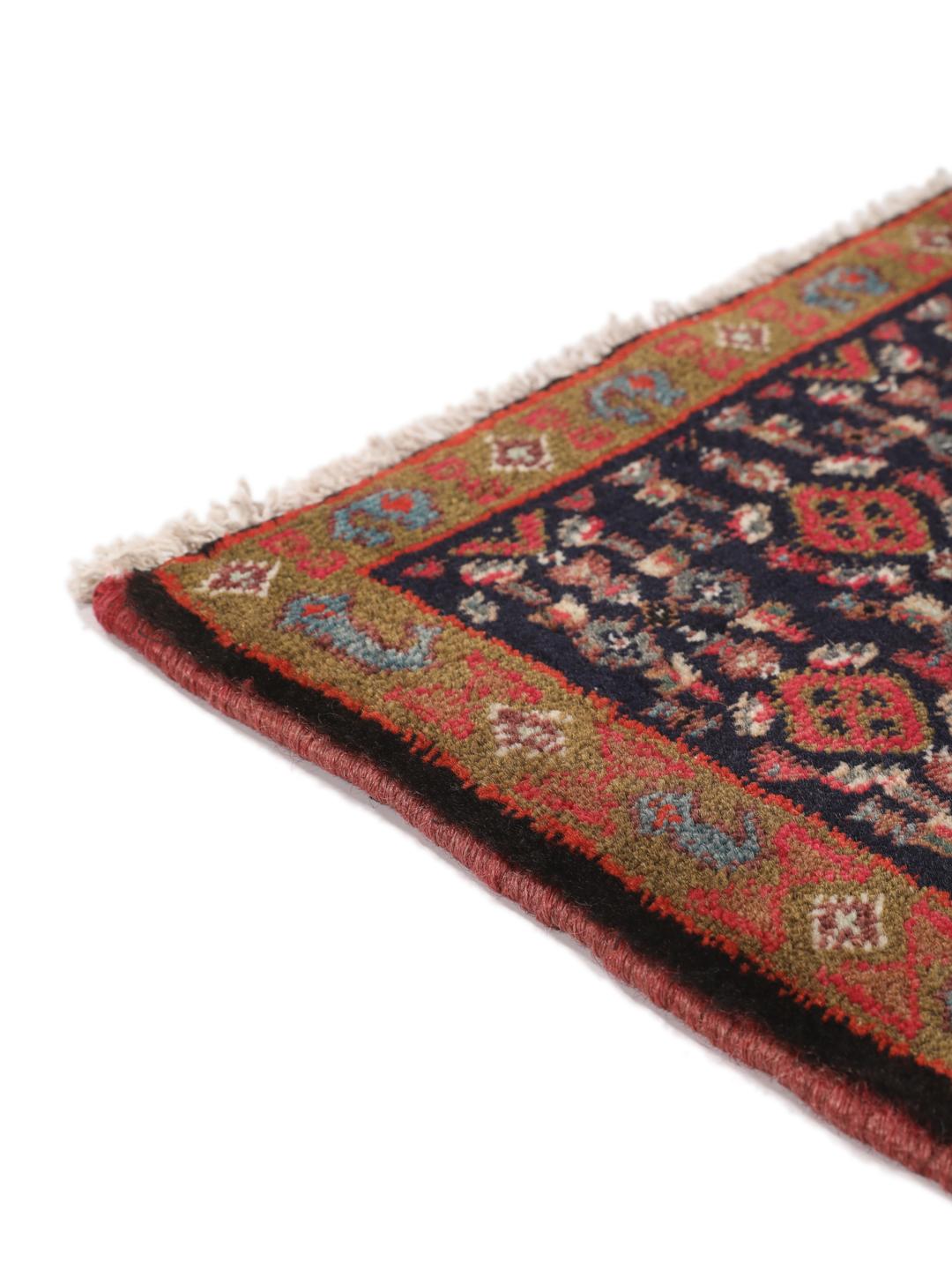 Handgeknoopt Senneh-tapijt met een donkerblauw en rood medaillonpatroon uit het Midden-Oosten