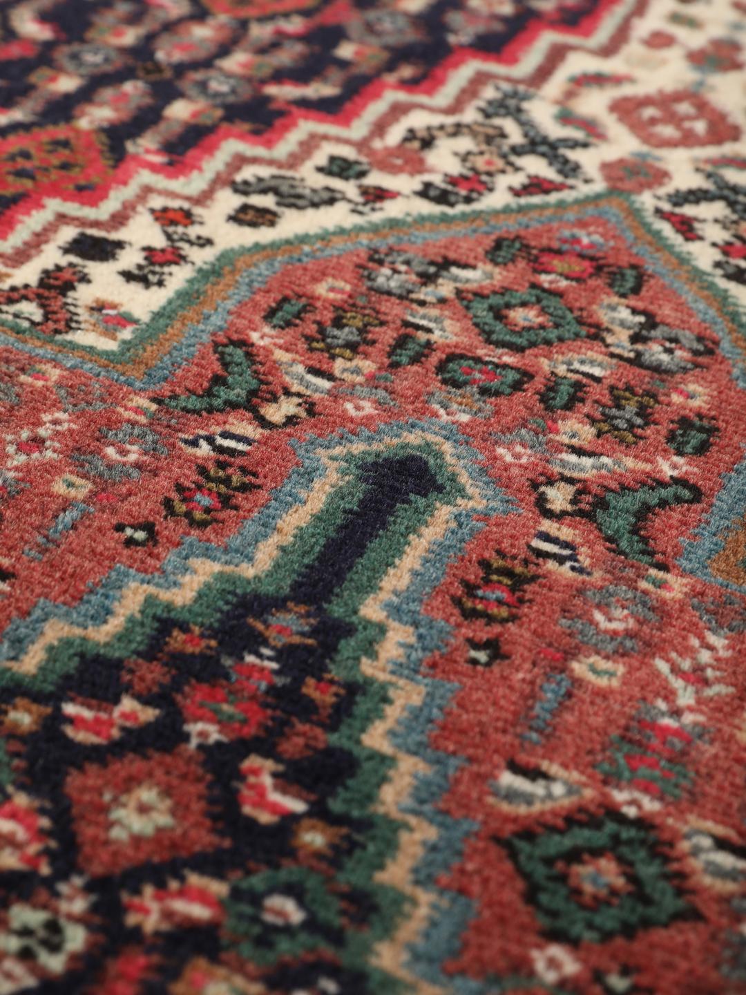Handgeknoopt Senneh-tapijt met een donkerblauw en rood medaillonpatroon uit het Midden-Oosten