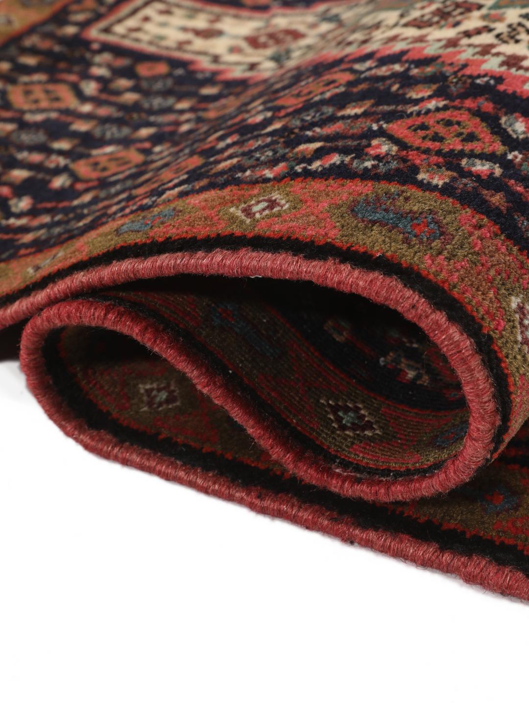 Handgeknoopt Senneh-tapijt met een donkerblauw en rood medaillonpatroon uit het Midden-Oosten