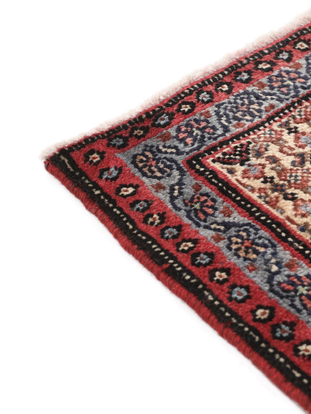 Ein handgeknüpfter Senneh-Teppich aus dem Nahen Osten mit einem roten und blauen geometrischen Design.