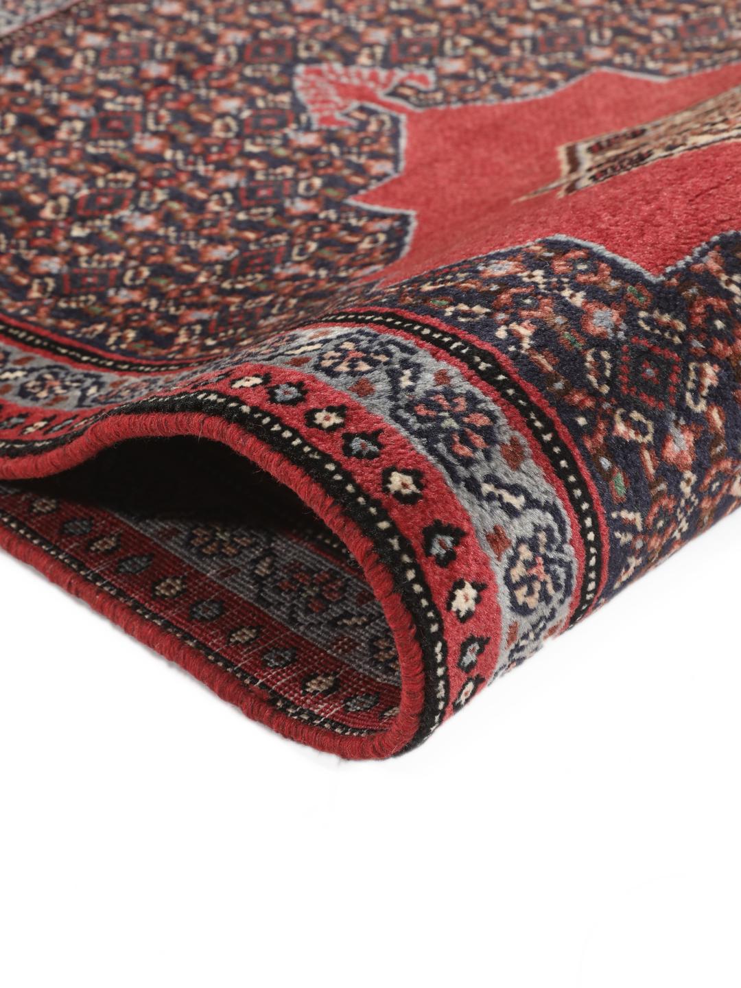 Ein handgeknüpfter Senneh-Teppich aus dem Nahen Osten mit einem roten und blauen geometrischen Design.