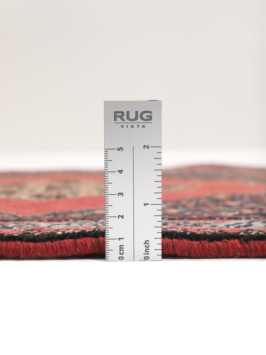 Ein handgeknüpfter Senneh-Teppich aus dem Nahen Osten mit einem roten und blauen geometrischen Design.