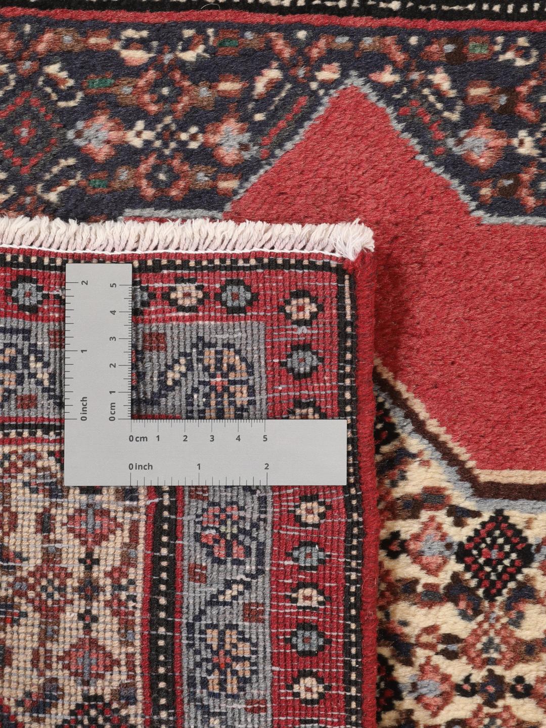 Ein handgeknüpfter Senneh-Teppich aus dem Nahen Osten mit einem roten und blauen geometrischen Design.