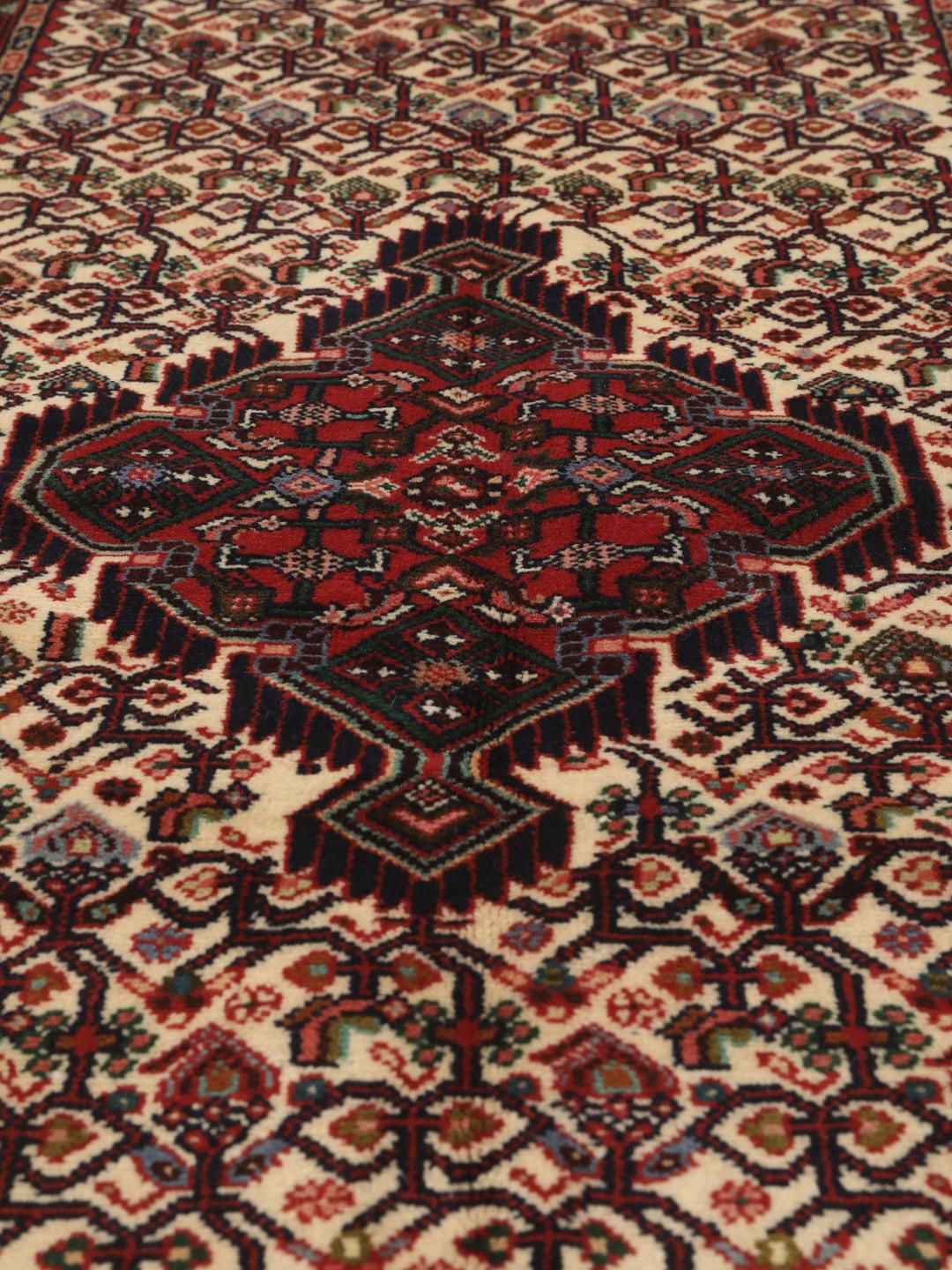 Handgeknoopte Asadabad loper met een traditioneel rood en crèmekleurig geometrisch ontwerp