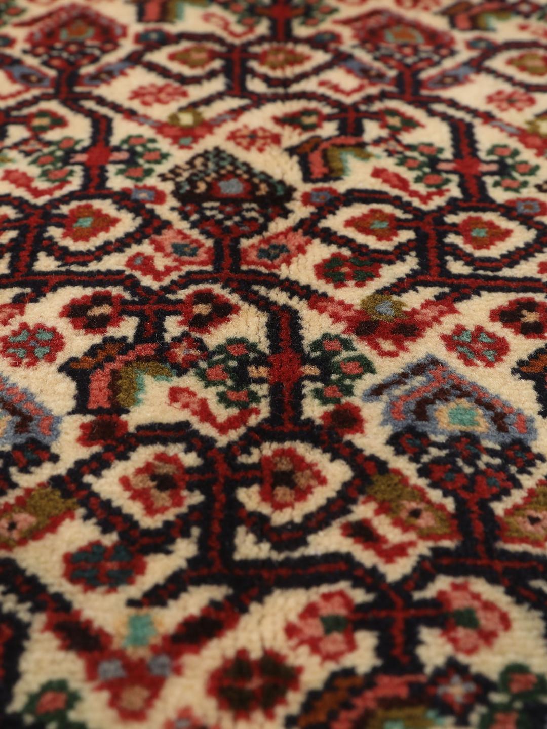 Handgeknoopte Asadabad loper met een traditioneel rood en crèmekleurig geometrisch ontwerp