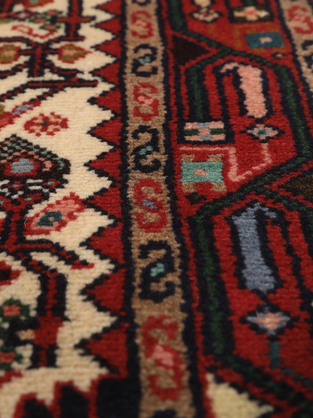 Handgeknoopte Asadabad loper met een traditioneel rood en crèmekleurig geometrisch ontwerp