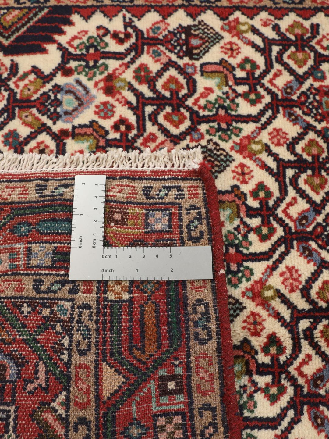Handgeknoopte Asadabad loper met een traditioneel rood en crèmekleurig geometrisch ontwerp