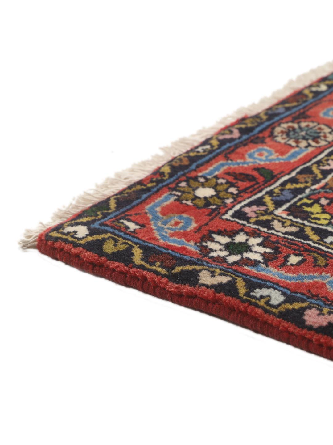 Een met de hand geknoopte Asadabad loper met een bloemmotief in beige, rode en blauwe tinten.