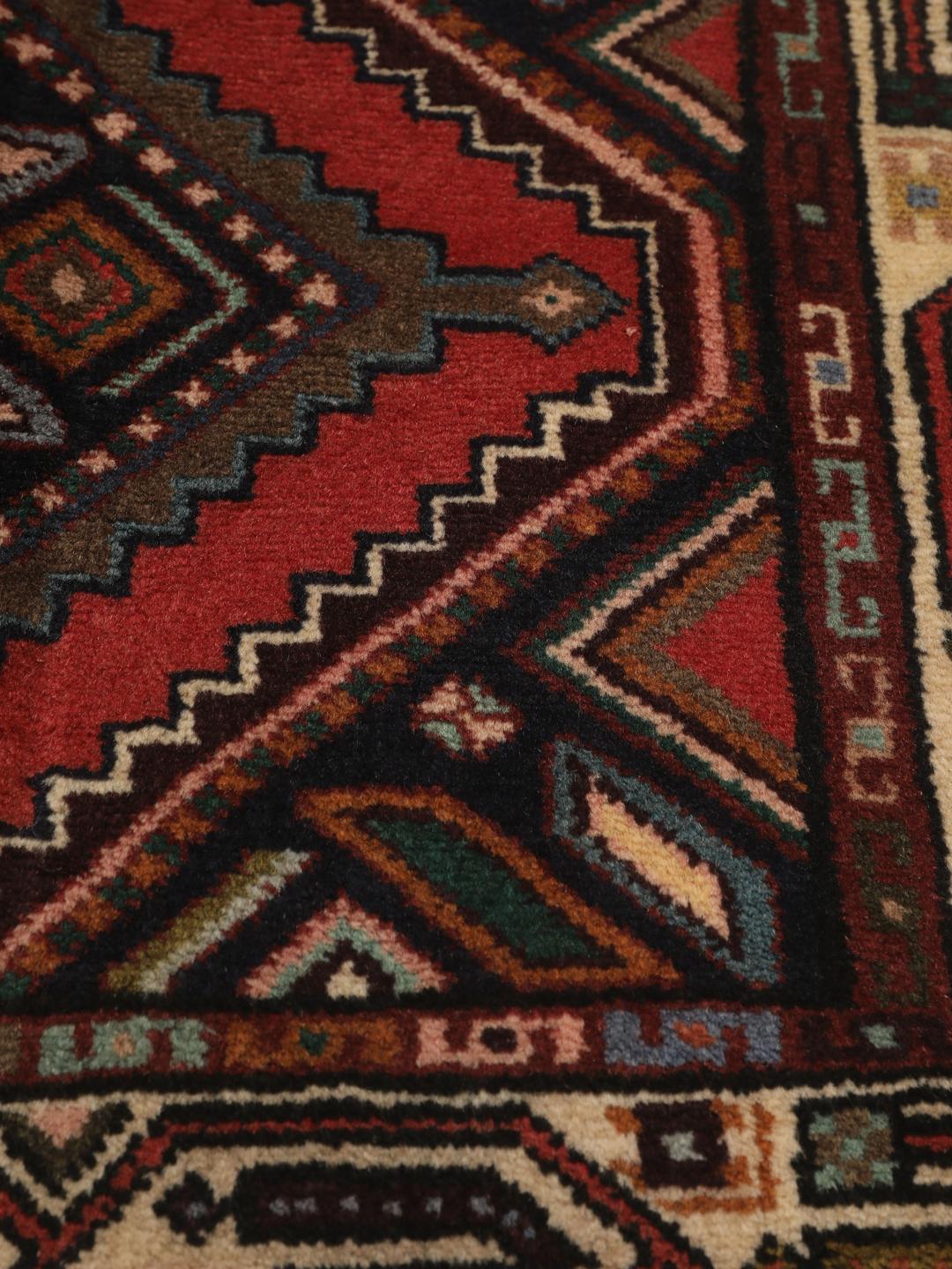 Handgeknoopte loper uit het Midden-Oosten in het rood met geometrische motieven