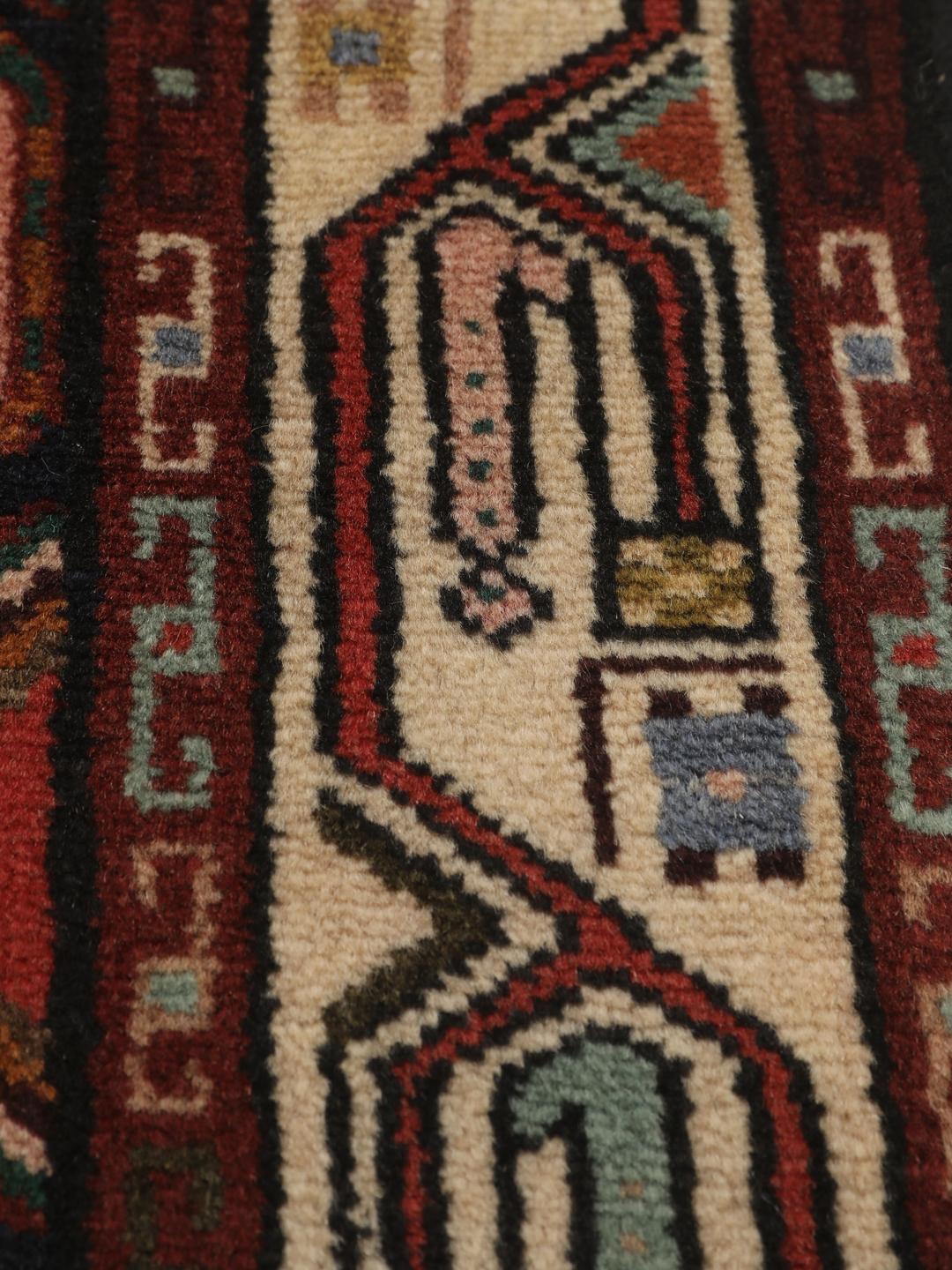 Handgeknoopte loper uit het Midden-Oosten in het rood met geometrische motieven