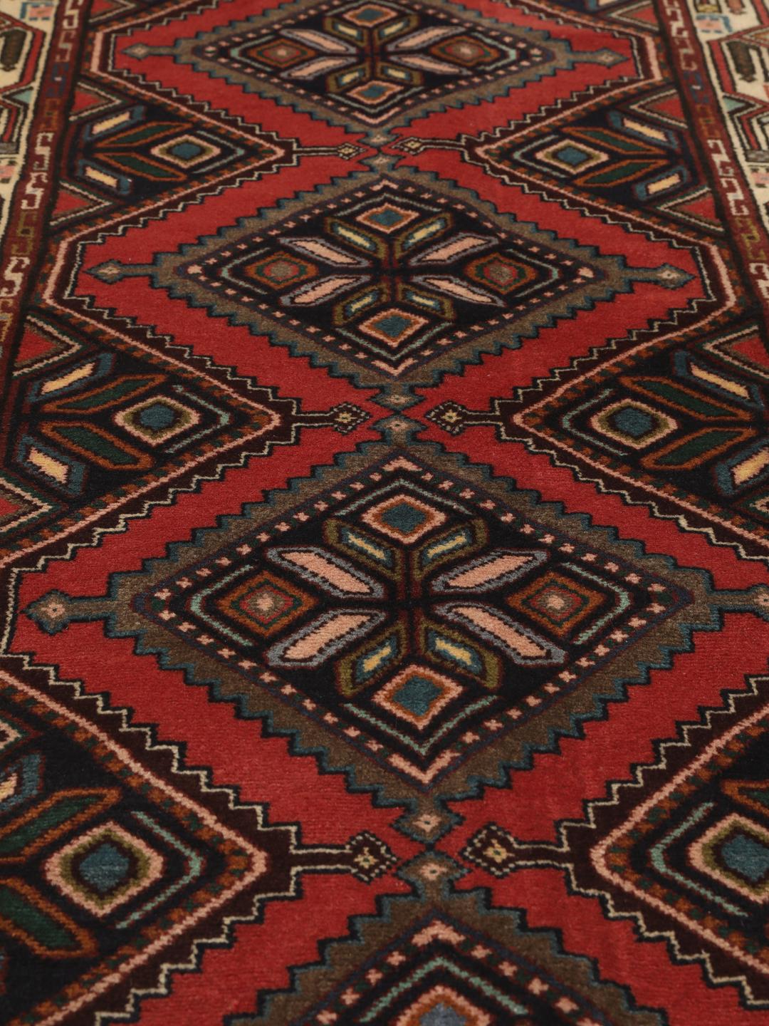 Handgeknoopte loper uit het Midden-Oosten in het rood met geometrische motieven