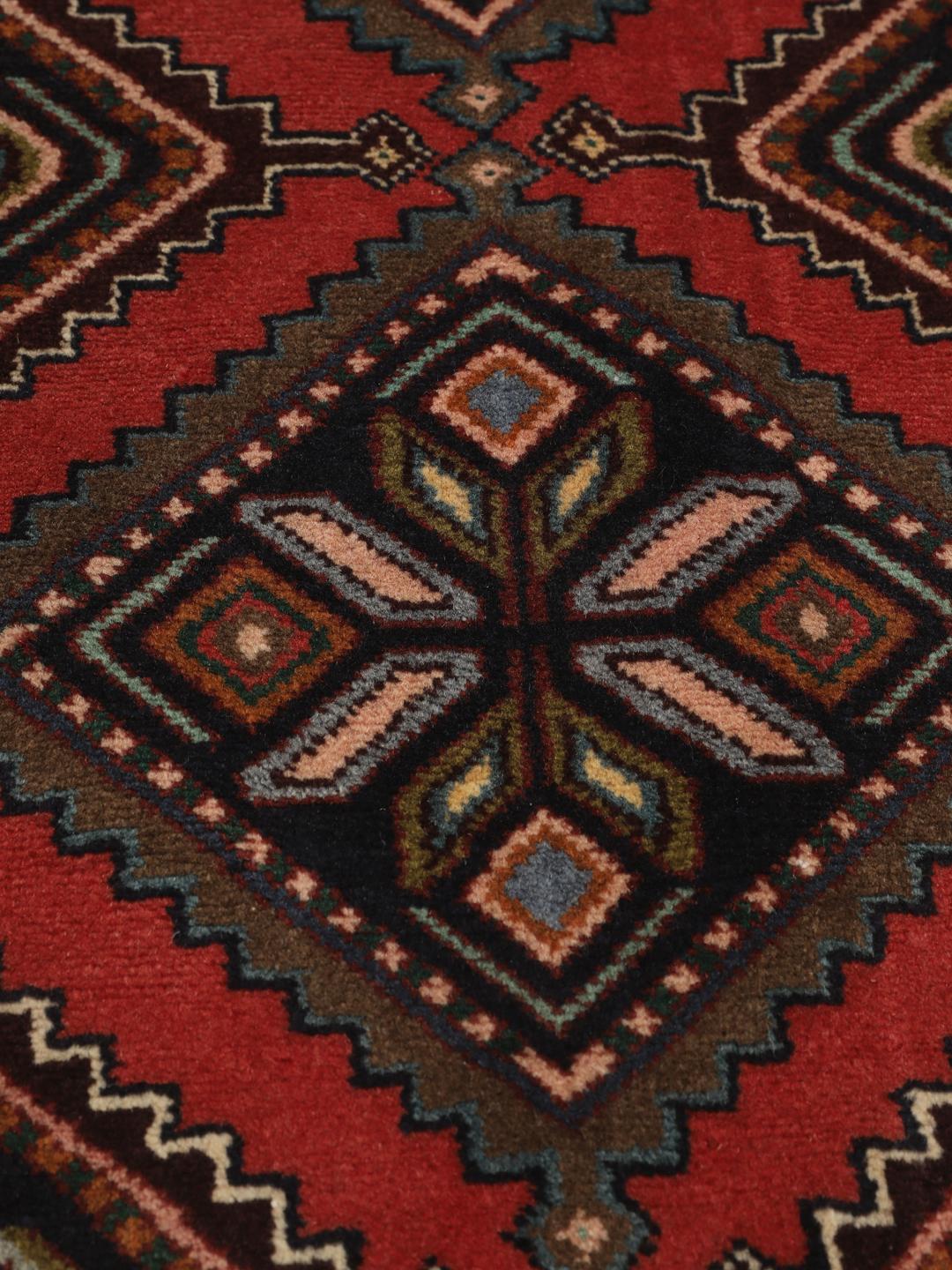 Handgeknoopte loper uit het Midden-Oosten in het rood met geometrische motieven