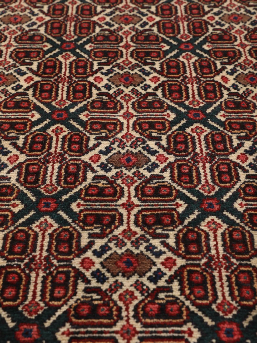 Handgeknoopt Senneh-tapijt uit het Midden-Oosten met een meerkleurig geometrisch patroon