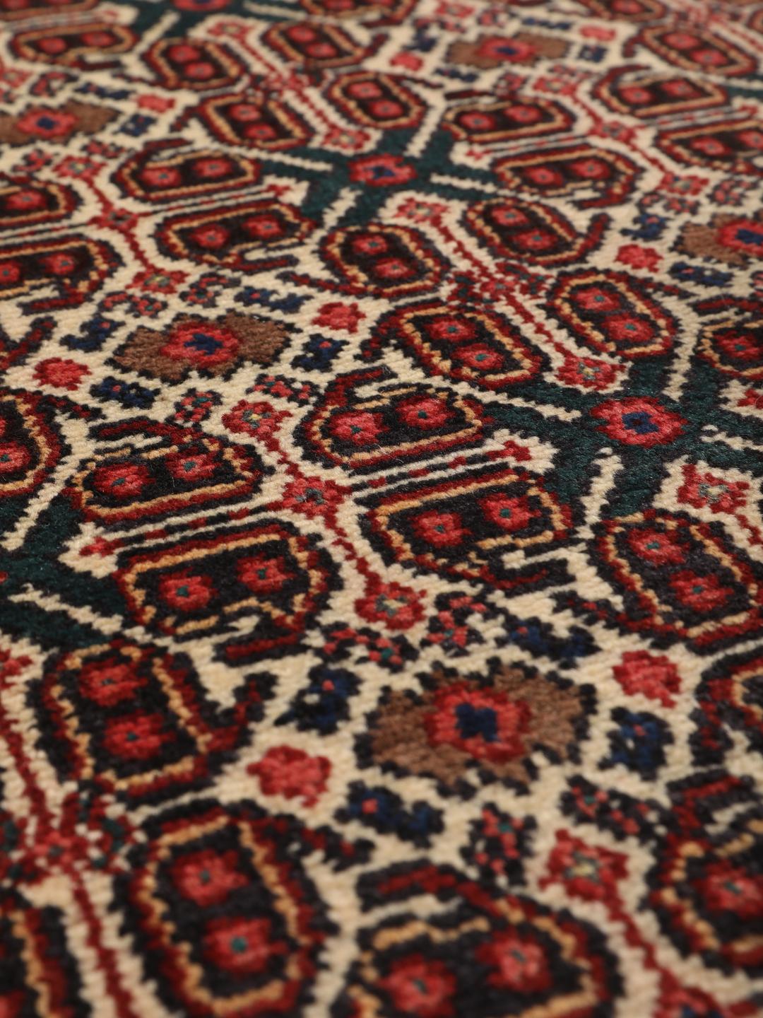 Handgeknoopt Senneh-tapijt uit het Midden-Oosten met een meerkleurig geometrisch patroon