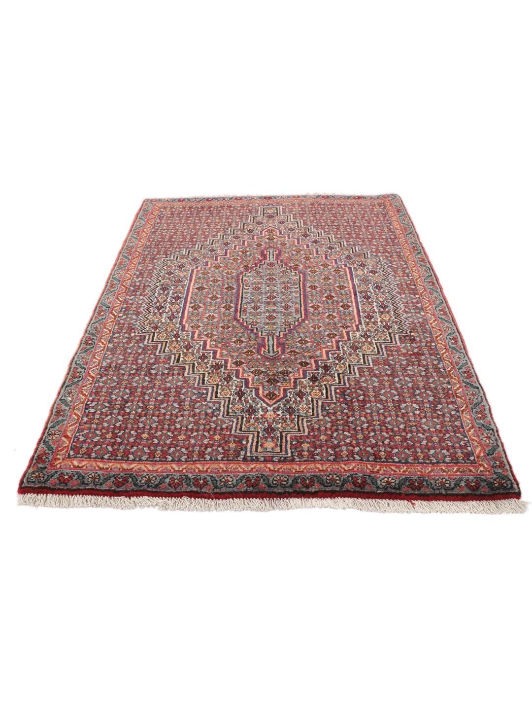 Ein handgeknüpfter Senneh Wolle-Teppich aus dem Mittleren Osten mit einem dunkelroten und blauen Medaillon-Muster.