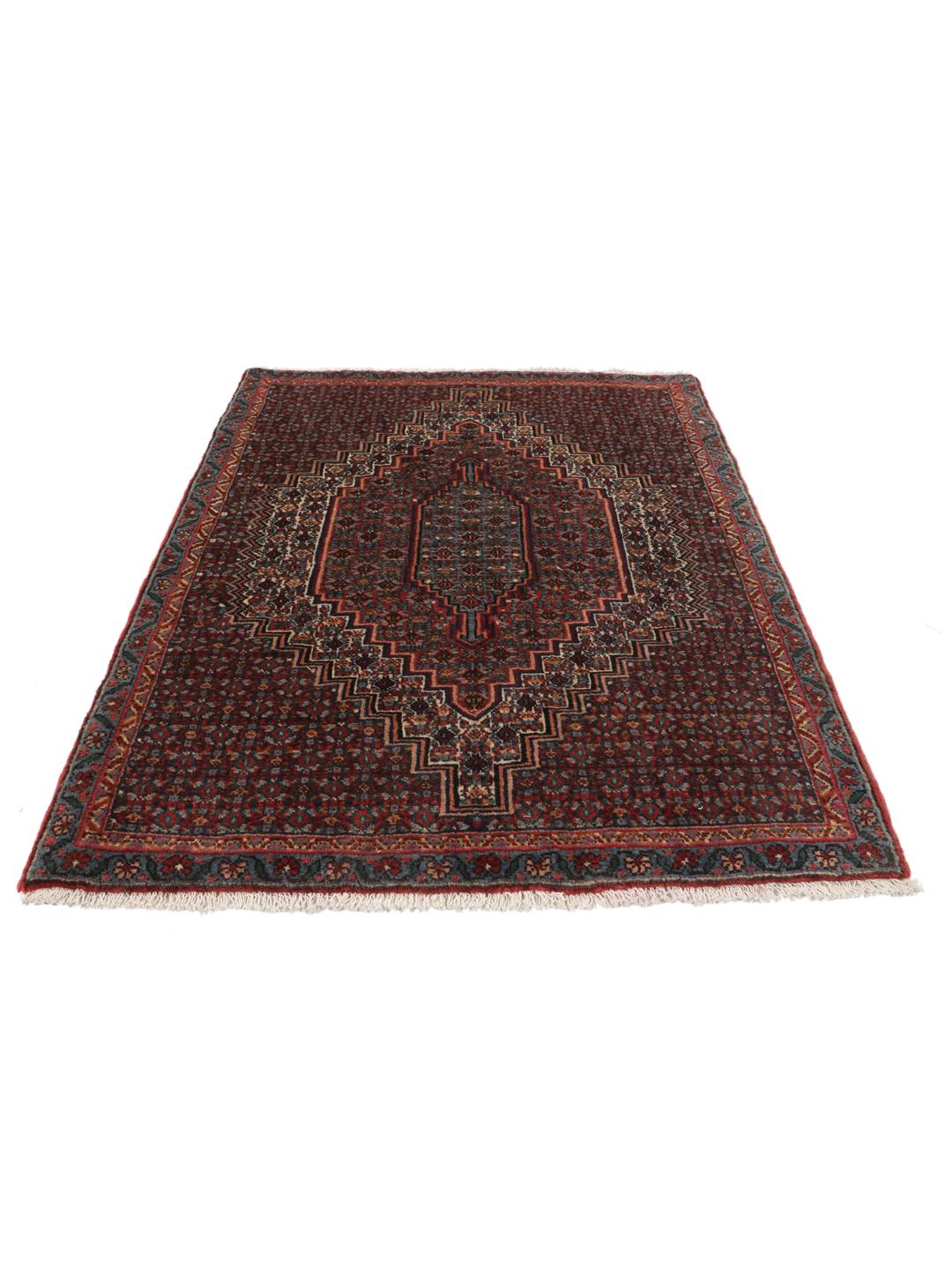 Ein handgeknüpfter Senneh Wolle-Teppich aus dem Mittleren Osten mit einem dunkelroten und blauen Medaillon-Muster.