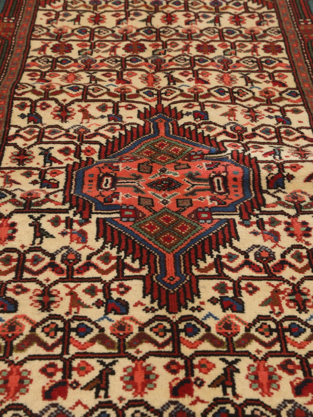 Handgeknoopte loper uit het Midden-Oosten met een rood en beige geometrisch patroon