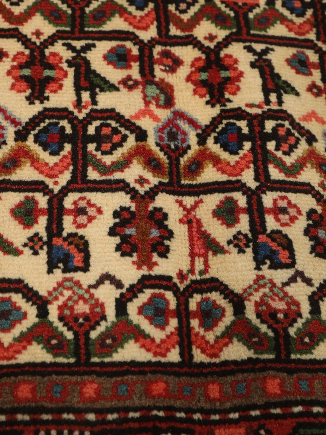 Handgeknoopte loper uit het Midden-Oosten met een rood en beige geometrisch patroon