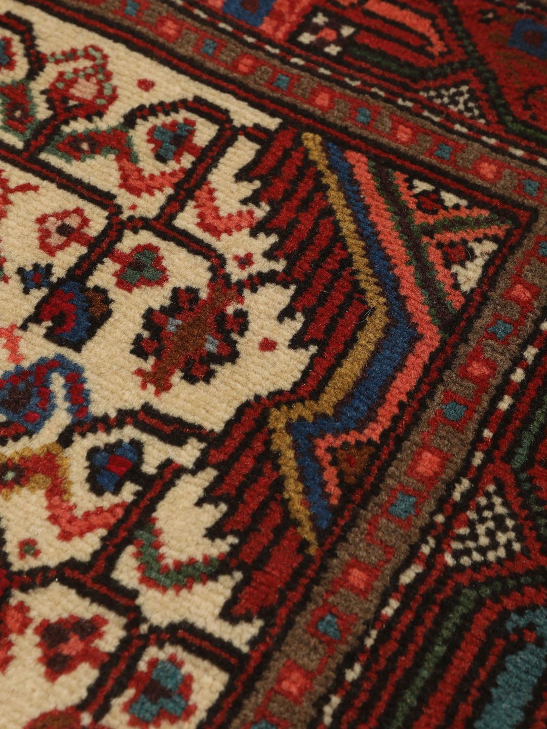 Handgeknoopte loper uit het Midden-Oosten met een rood en beige geometrisch patroon