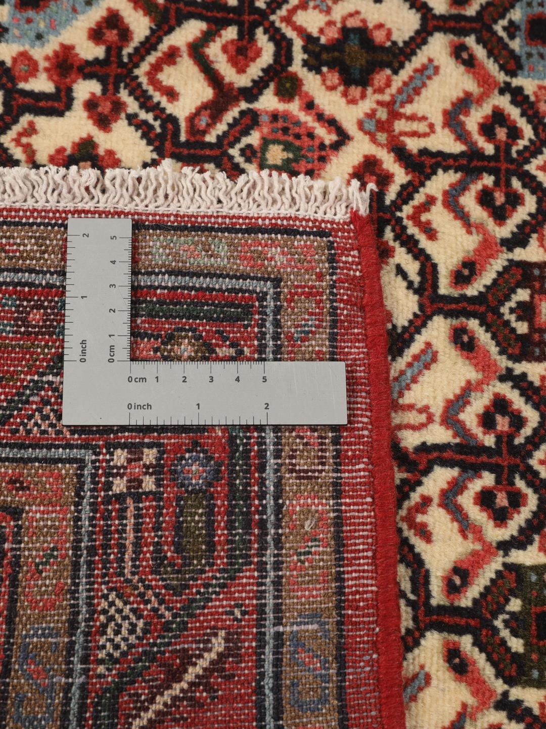 Handgeknoopte loper uit het Midden-Oosten met een rood en ivoorkleurig medaillonontwerp.
