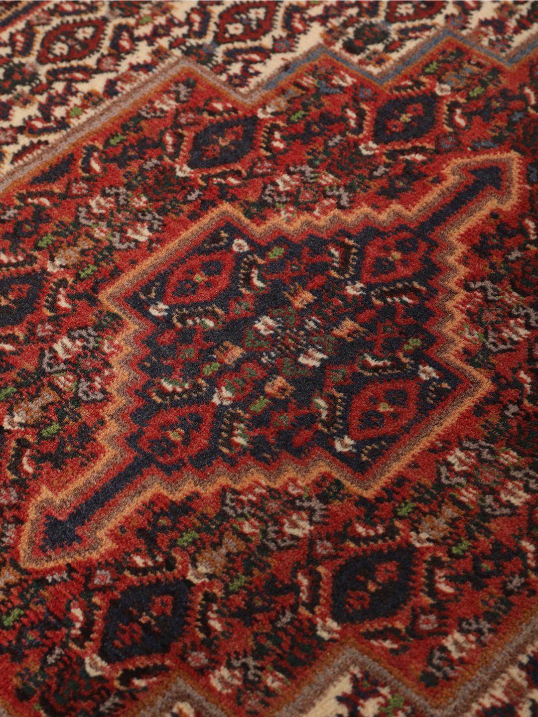 Handgeknüpfter dunkelroter und blauer Teppich aus dem Mittleren Osten