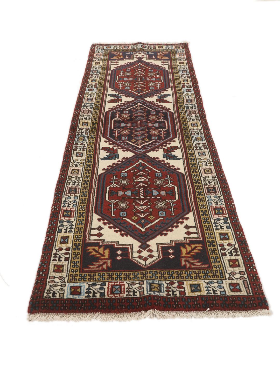 Een handgeknoopte Ardebil loper met donkerrode en beige geometrische patronen uit het Midden-Oosten.