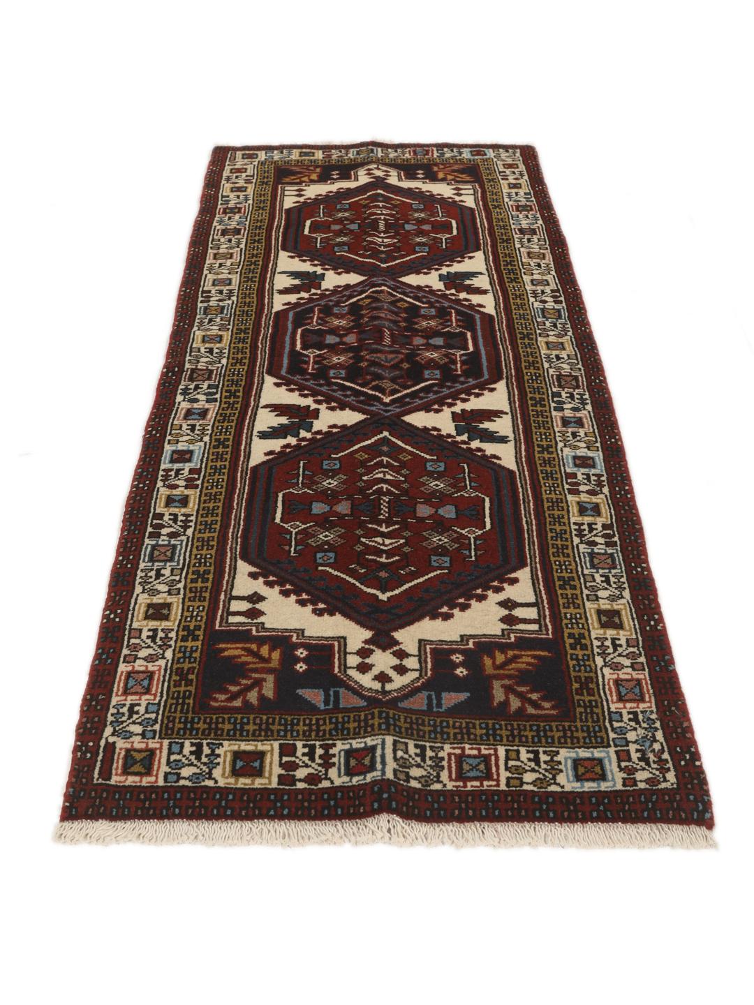 Een handgeknoopte Ardebil loper met donkerrode en beige geometrische patronen uit het Midden-Oosten.