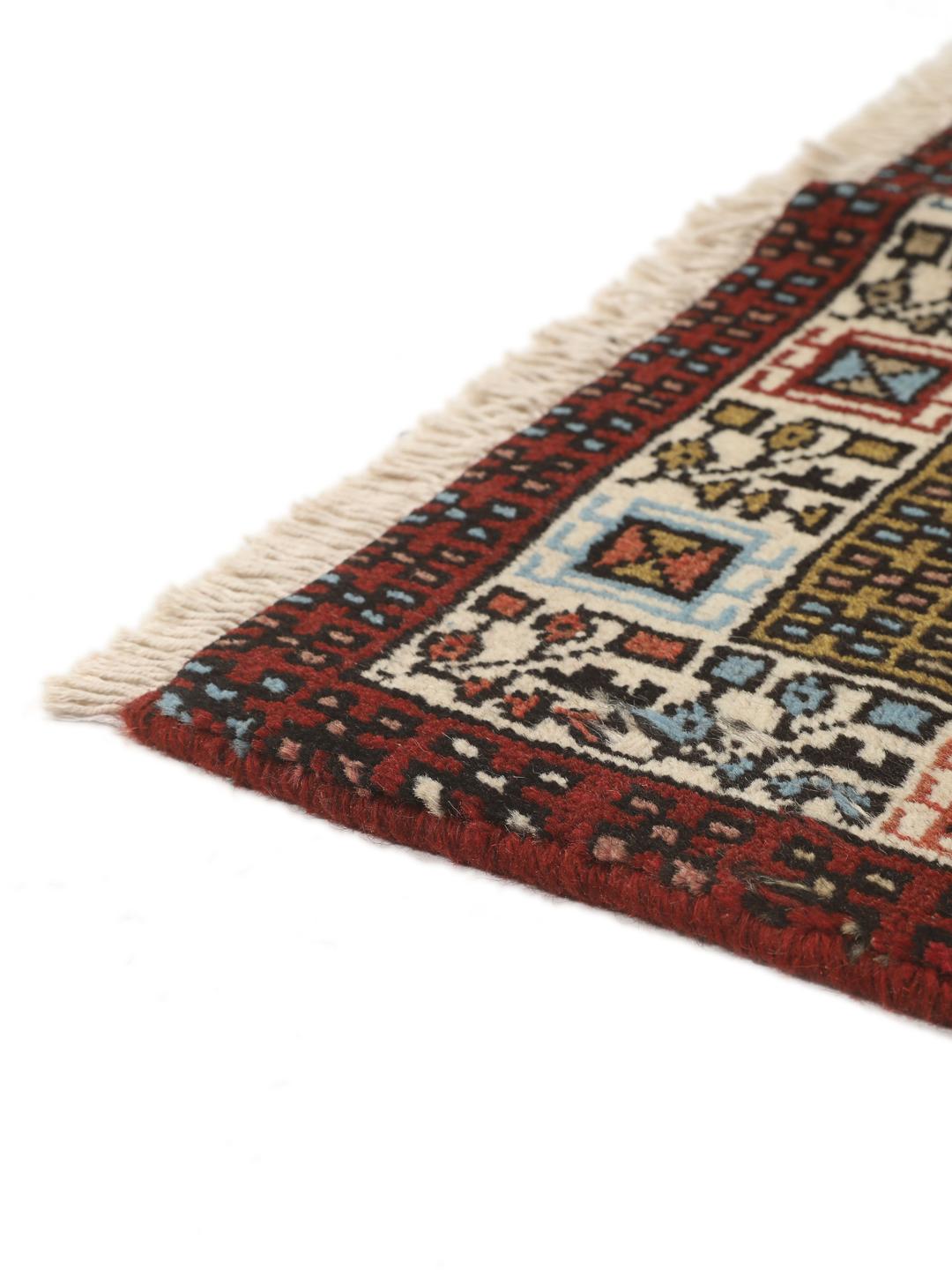 Een handgeknoopte Ardebil loper met donkerrode en beige geometrische patronen uit het Midden-Oosten.