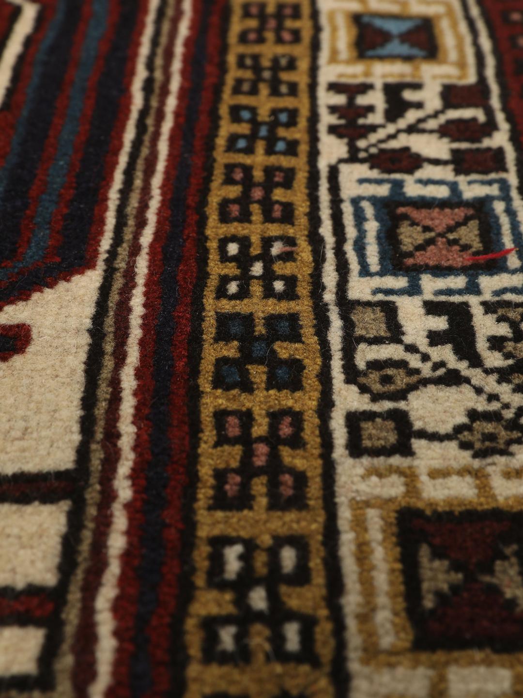 Een handgeknoopte Ardebil loper met donkerrode en beige geometrische patronen uit het Midden-Oosten.