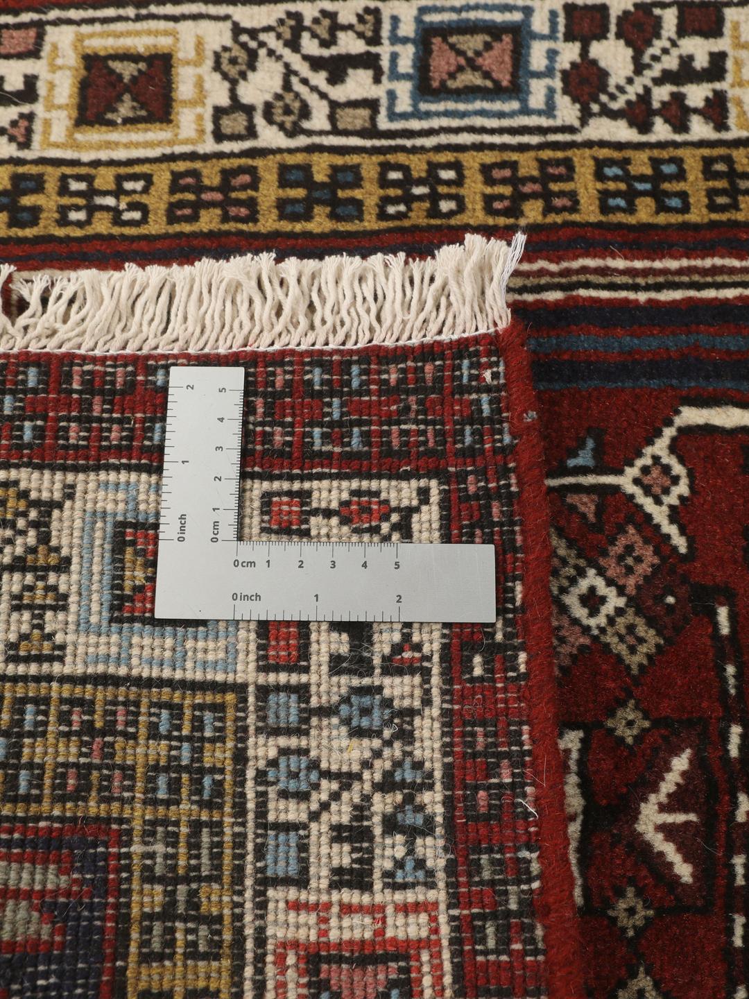 Een handgeknoopte Ardebil loper met donkerrode en beige geometrische patronen uit het Midden-Oosten.