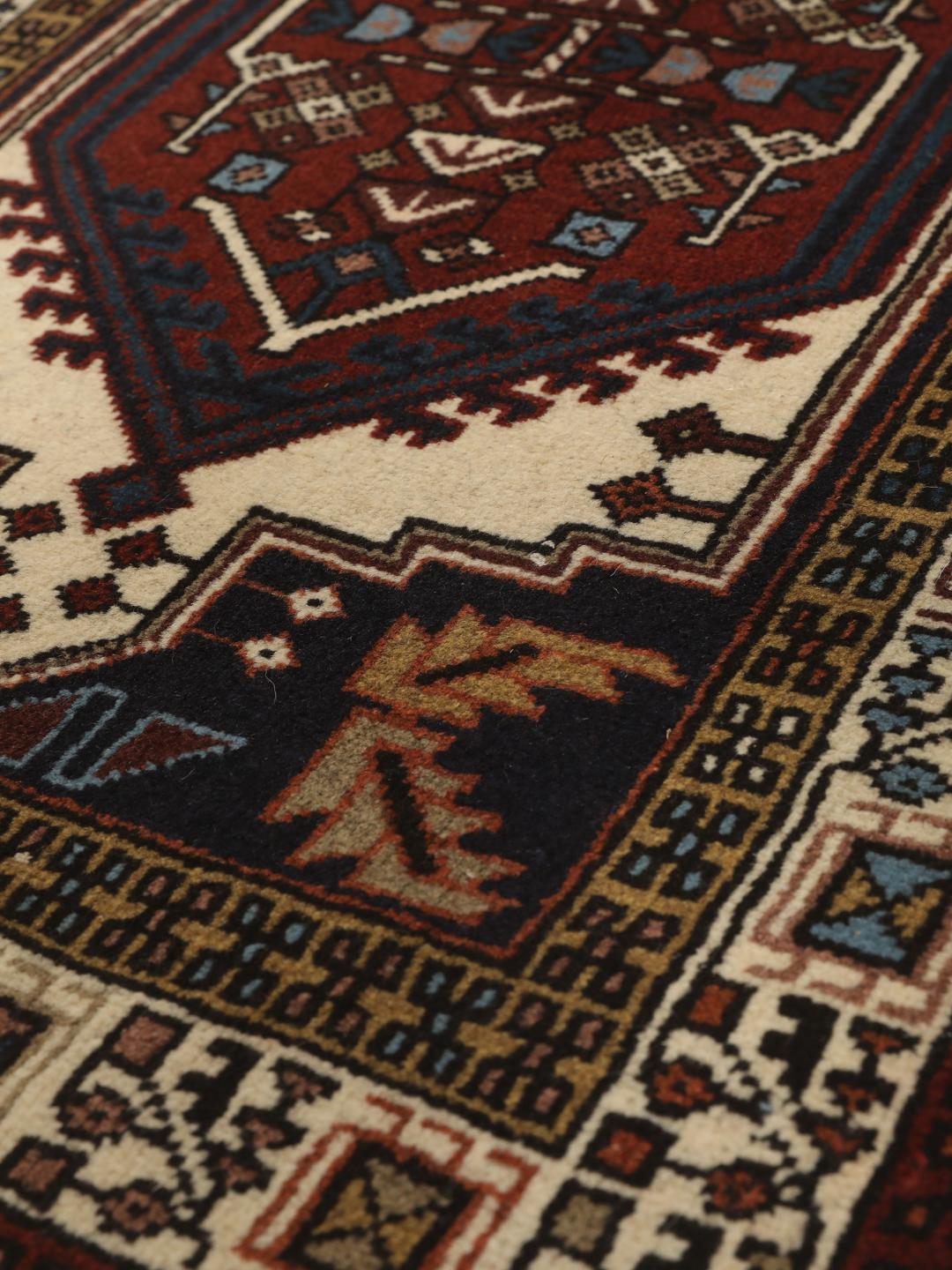 Handgeknoopte Ardebil wollen loper met geometrische medaillons in rode en blauwe tinten