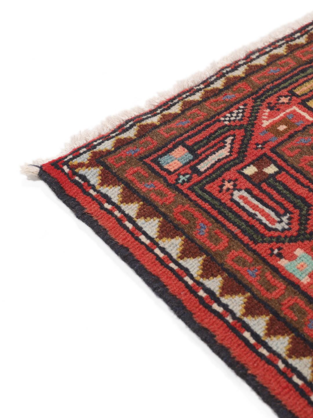 Handgeknoopte Asadabad loper met traditionele geometrische motieven in rood en crème