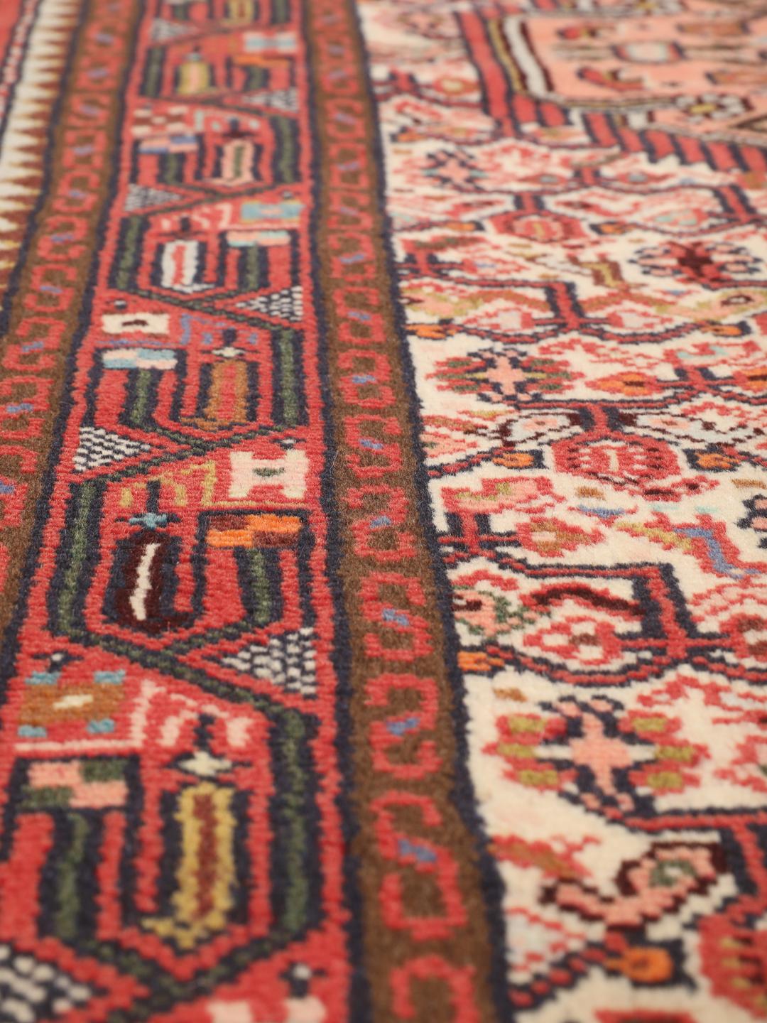 Handgeknoopte Asadabad loper met traditionele geometrische motieven in rood en crème