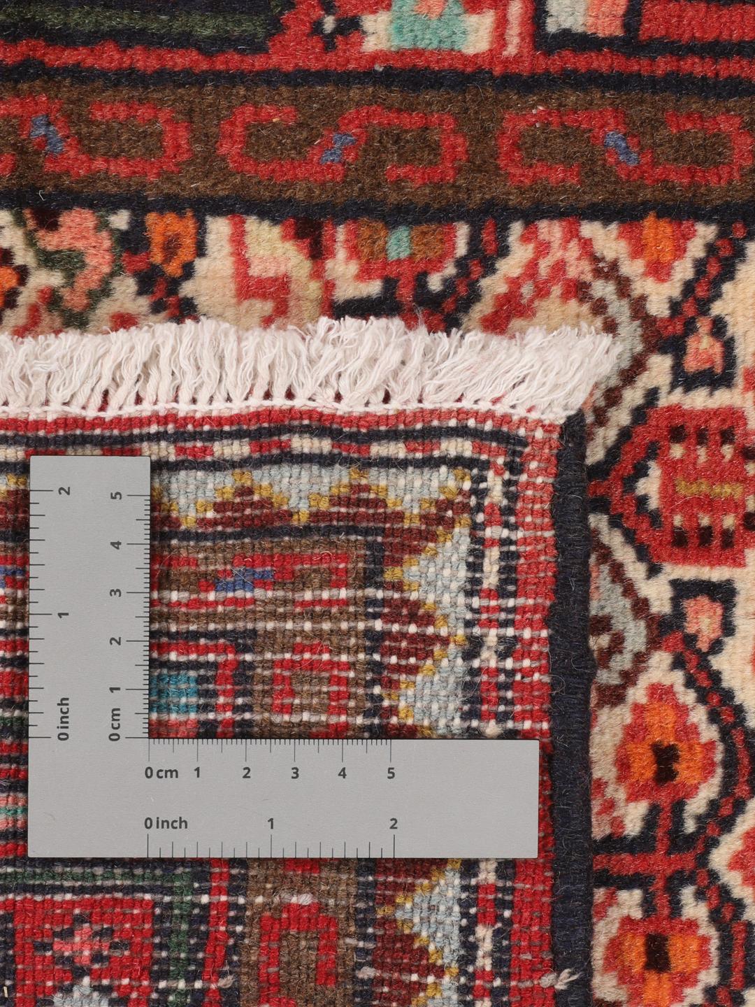 Handgeknoopte Asadabad loper met traditionele geometrische motieven in rood en crème