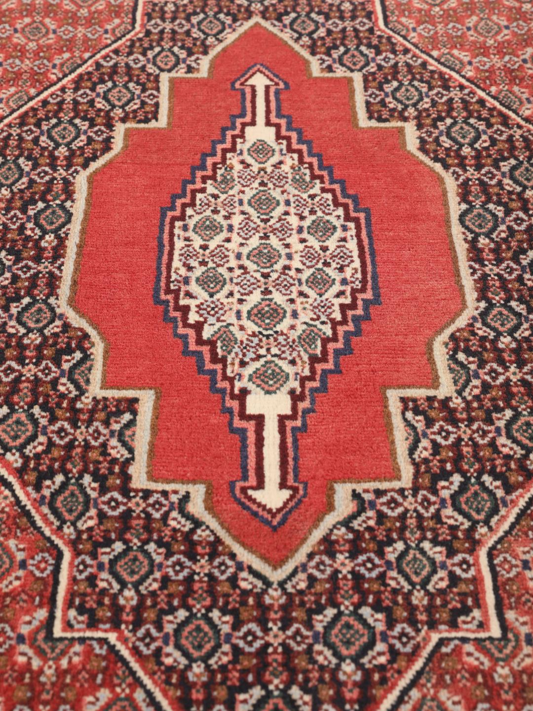 Handgeknüpfter Senneh-Teppich aus dem Nahen Osten in tiefen Rot- und Blautönen