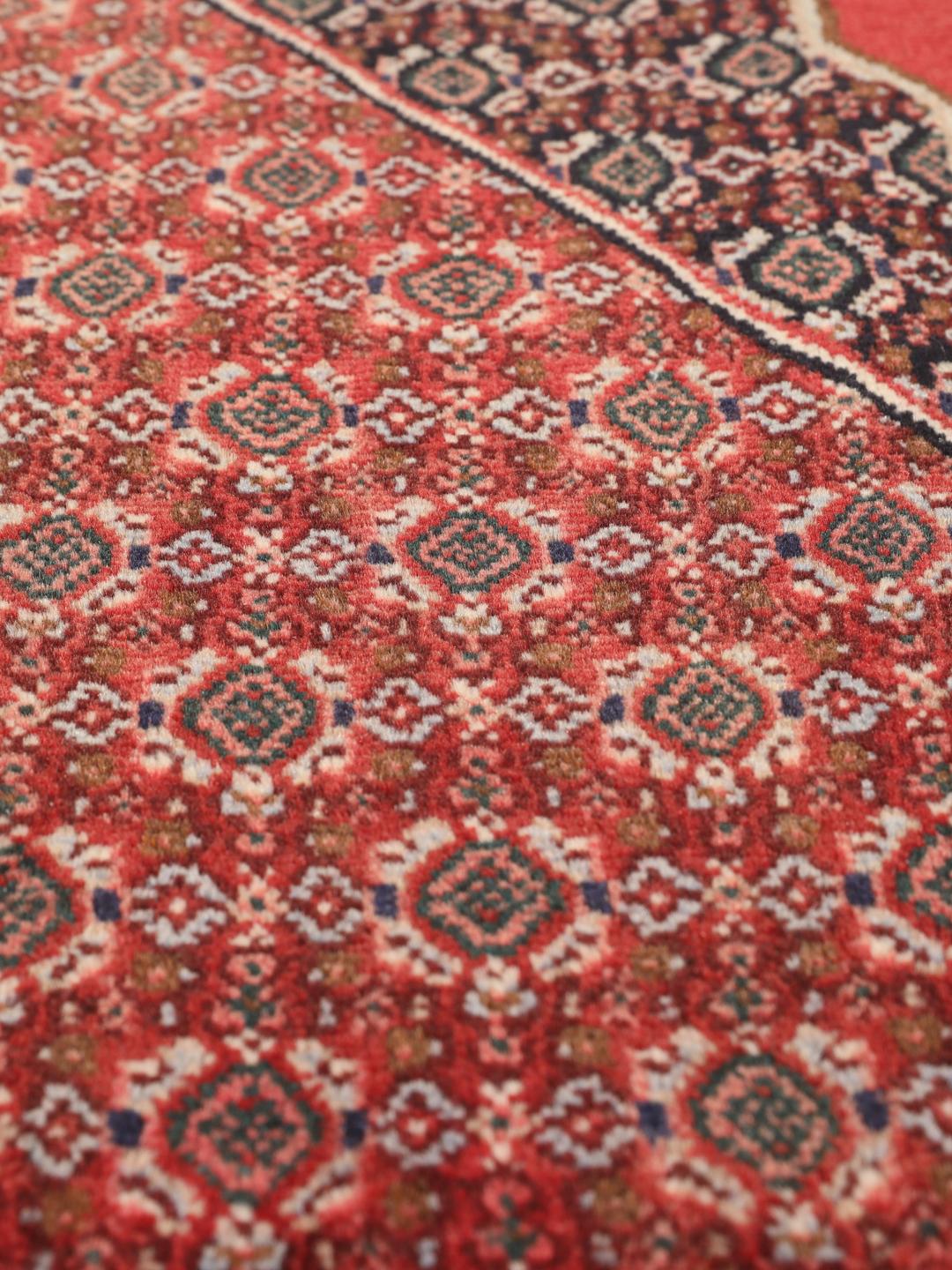 Handgeknüpfter Senneh-Teppich aus dem Nahen Osten in tiefen Rot- und Blautönen