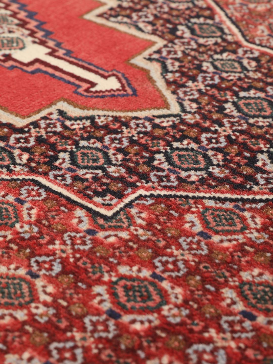 Handgeknüpfter Senneh-Teppich aus dem Nahen Osten in tiefen Rot- und Blautönen