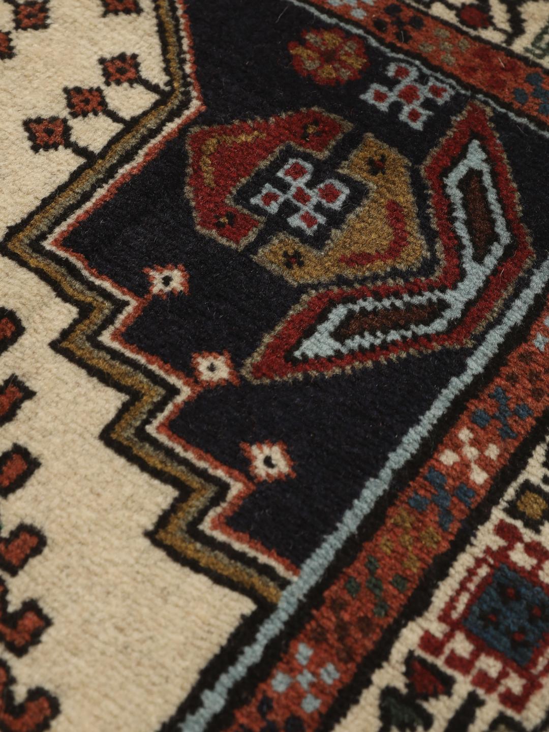 En håndknyttet Ardebil-løber fra Mellemøsten med et geometrisk design i flere farver.