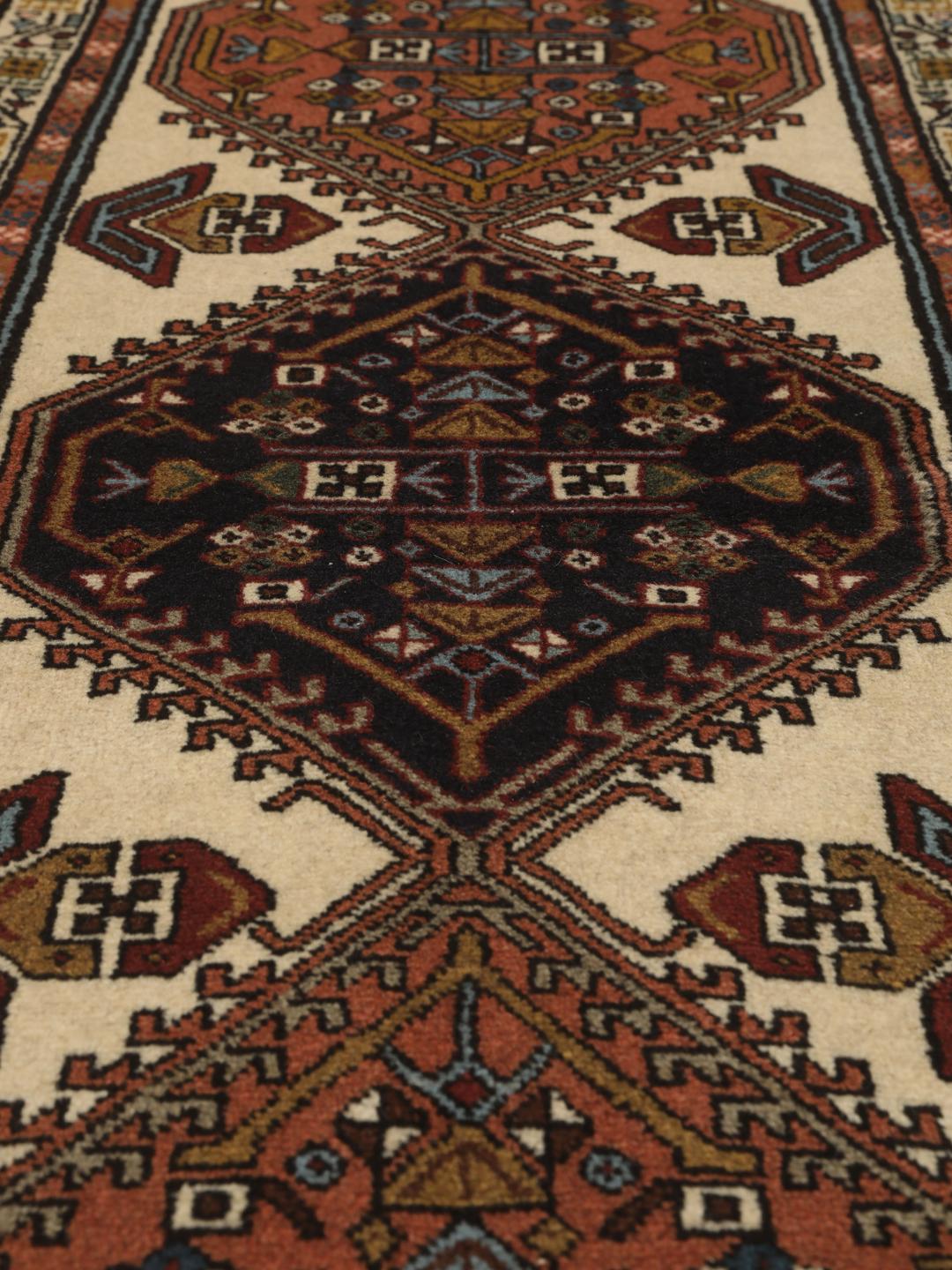 Handgeknoopte Ardebil loper uit het Midden-Oosten met een veelkleurig geometrisch medaillonontwerp