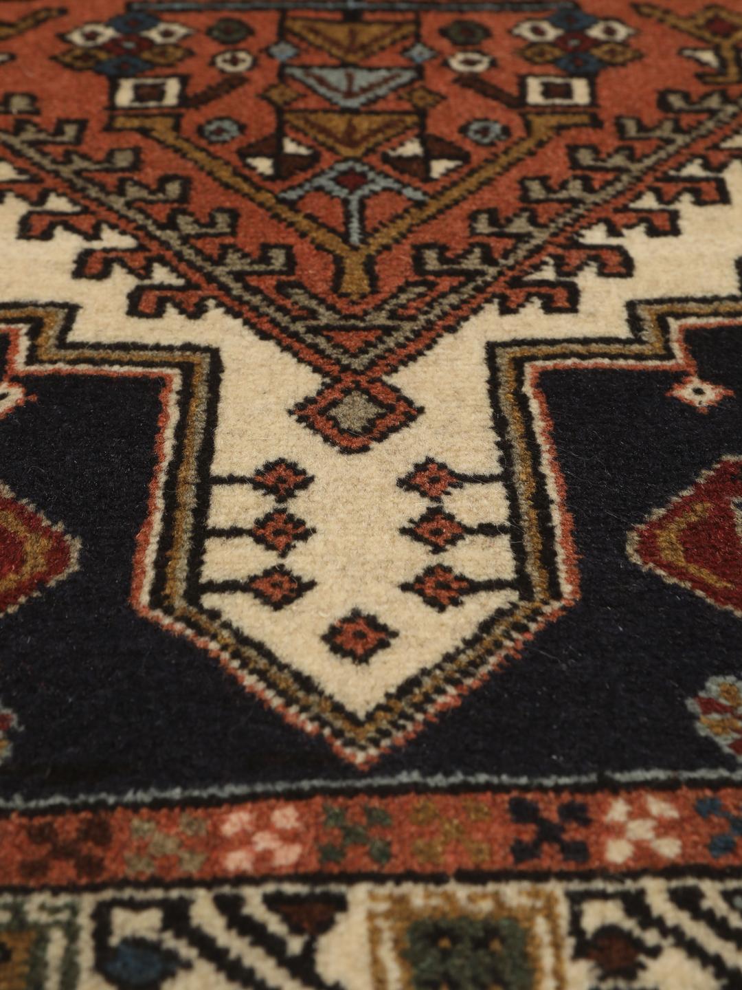 Handgeknoopte Ardebil loper uit het Midden-Oosten met een veelkleurig geometrisch medaillonontwerp