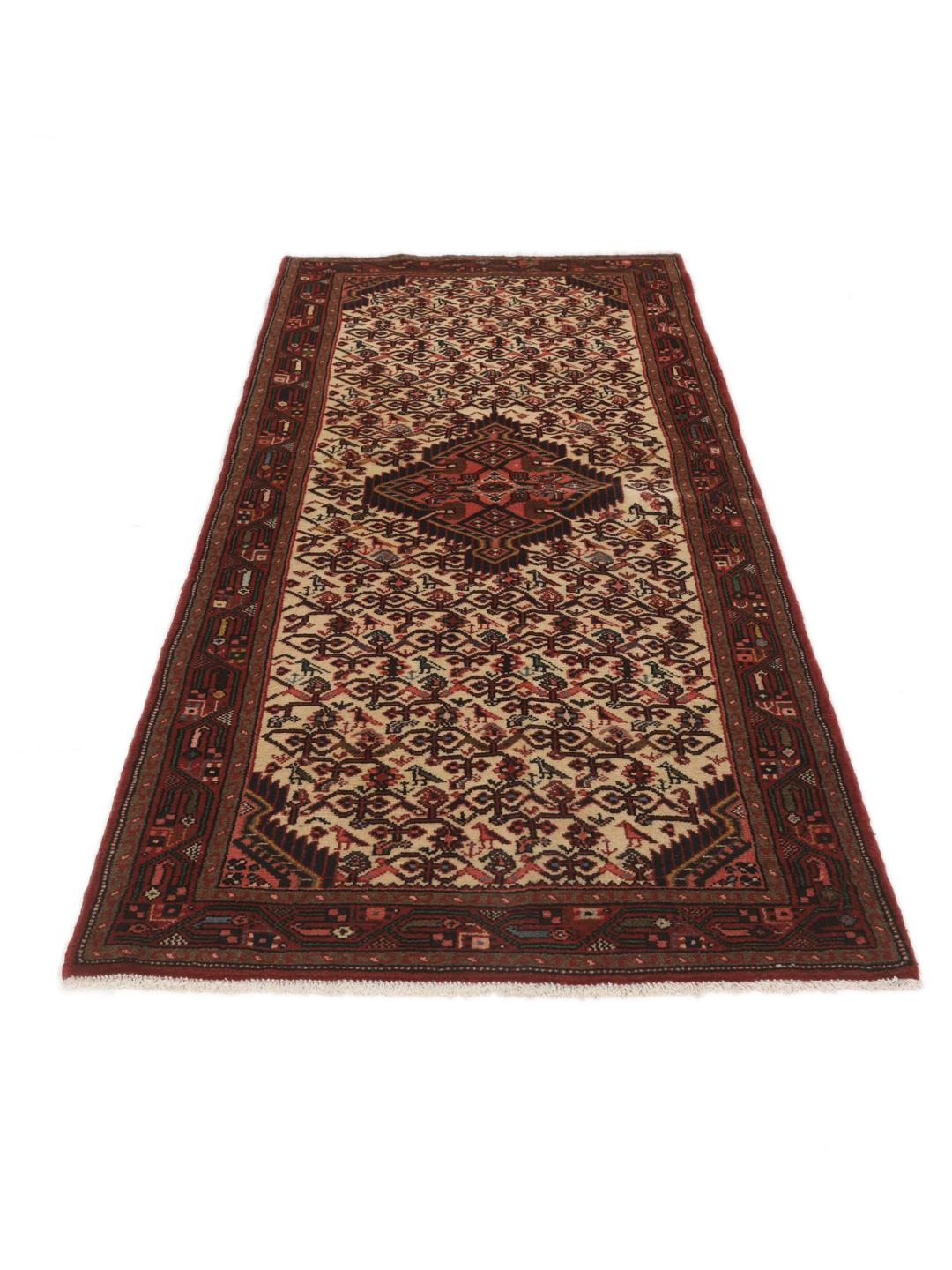 Een handgeknoopte Asadabad loper uit het Midden-Oosten met een rood en beige geometrisch patroon.