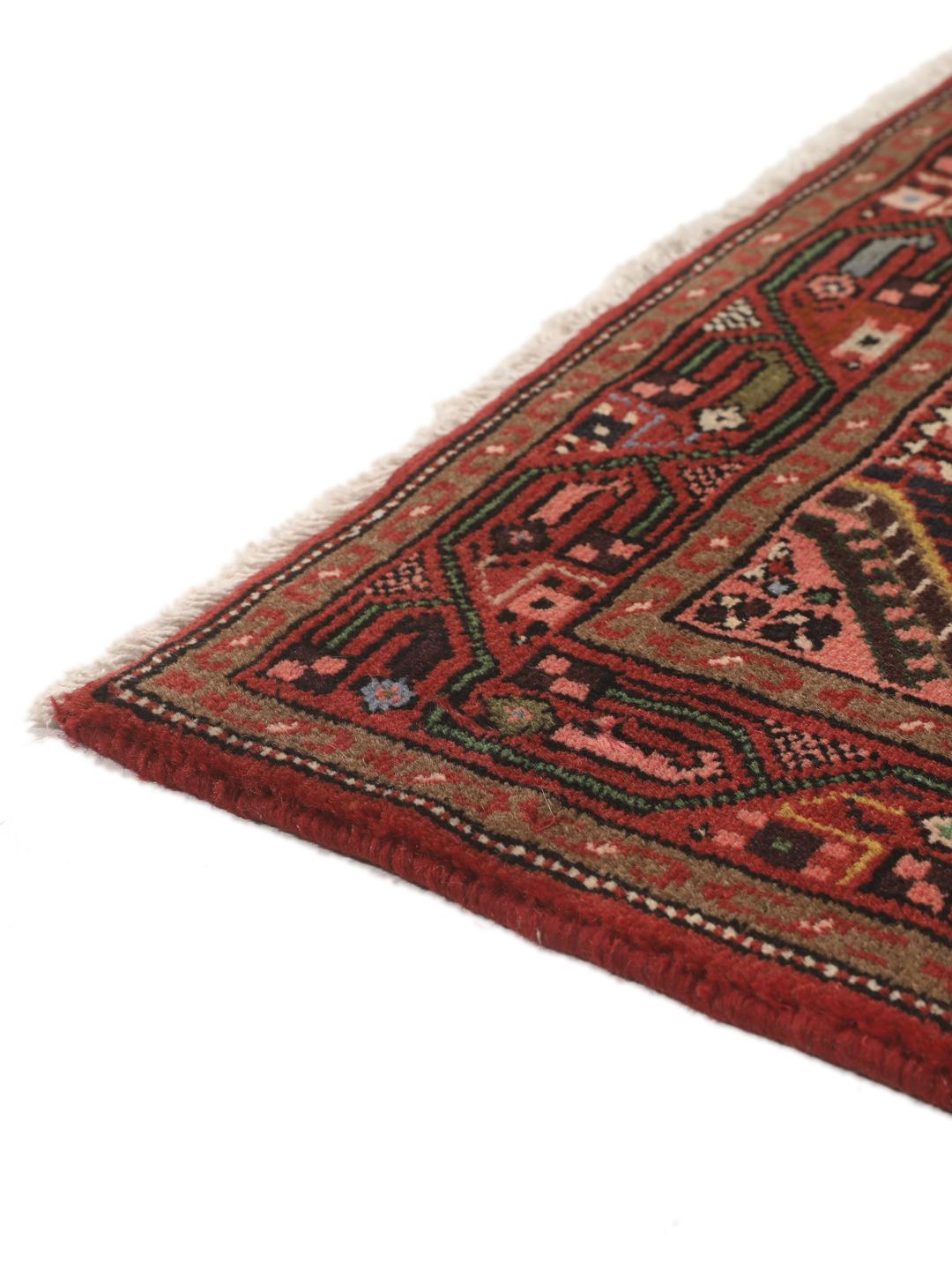 Een handgeknoopte Asadabad loper uit het Midden-Oosten met een rood en beige geometrisch patroon.