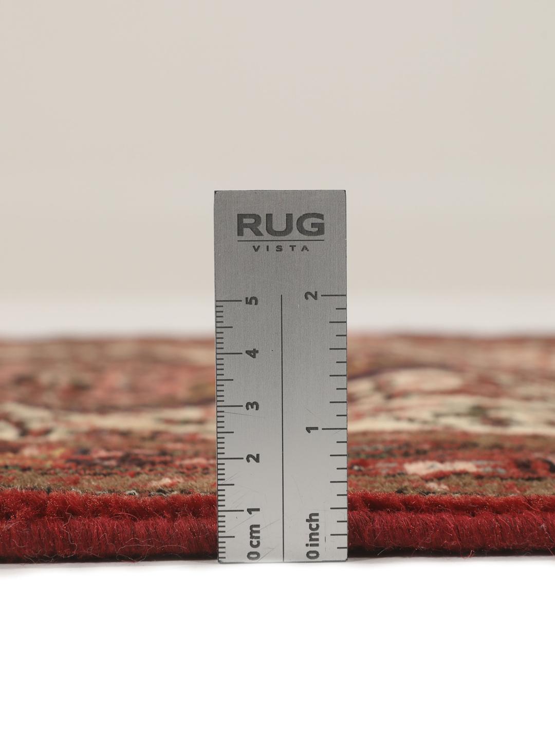 Een handgeknoopte Asadabad loper uit het Midden-Oosten met een rood en beige geometrisch patroon.