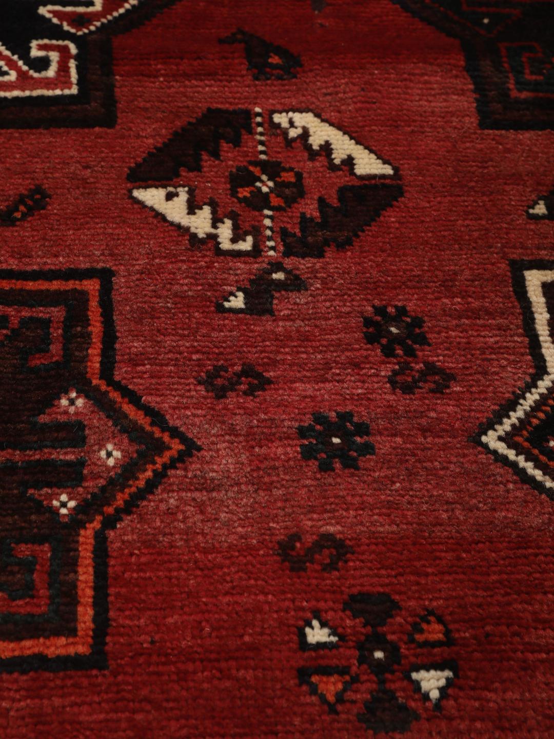 Handgeknoopt rood Shiraz-tapijt met geometrische tribale motieven